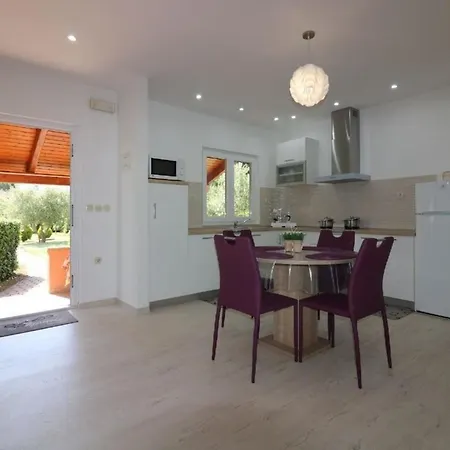 Holiday home Melisa Mit Salzwasserpool In *