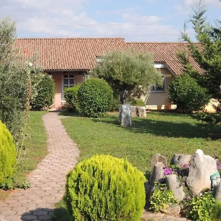 Holiday home Melisa Mit Salzwasserpool In *