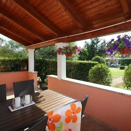 Holiday home Melisa Mit Salzwasserpool In
